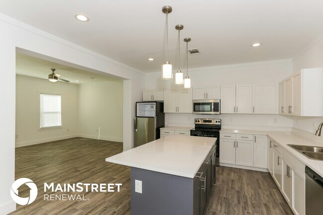 Photo - 2112 Belzise Terrace