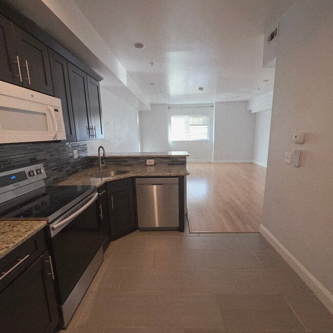Building Photo - 628 N 11th St Unit 6