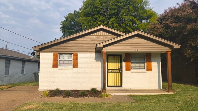 Building Photo - 4 bedroom 1 bath home for lease
