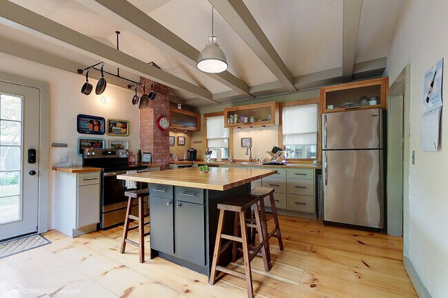 Photo - 300 Broadway