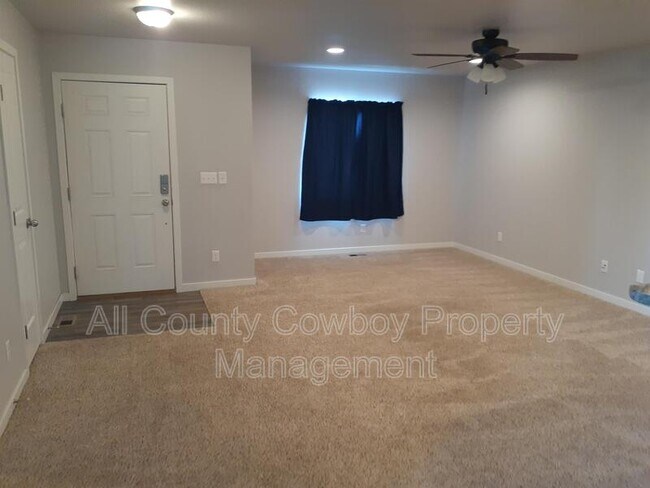 Photo - 1166 Evans St