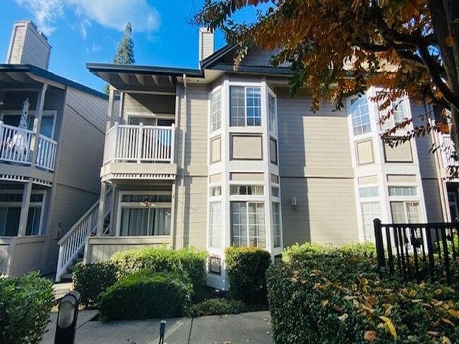 Building Photo - Charming 2BD/2BA + Loft, Upper Unit 213