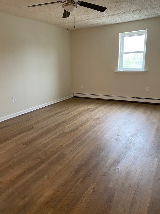 Photo - Riveredge Square Apartments