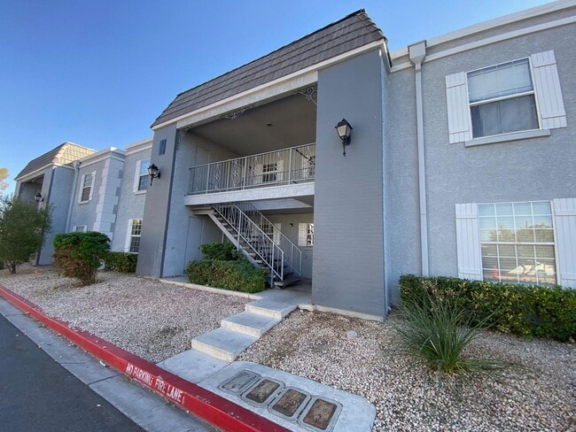 Building Photo - BEAUTIFUL 2 BEDROOM 1.5 BATHROOM CONDO