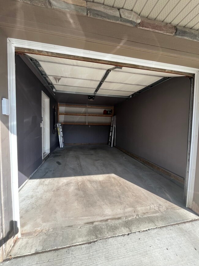 Photo - 12050 17 Av SW