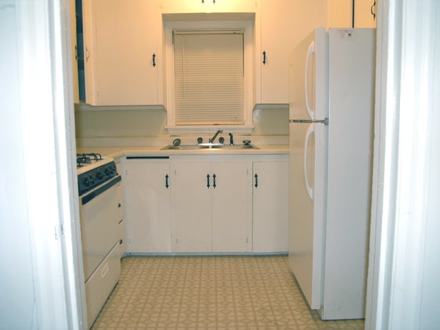 Kitchen - 3050 Snyder Ave Unit D