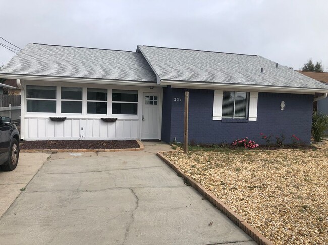 Building Photo - 204 Oleander Ct Rental
