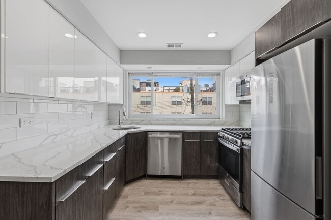 Building Photo - 2327 W Lunt Ave