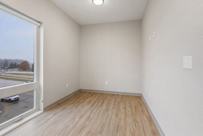 Arabella: 200 W 1st St - Cedar Falls
