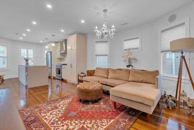 Building Photo - 351 Centre St Unit 3