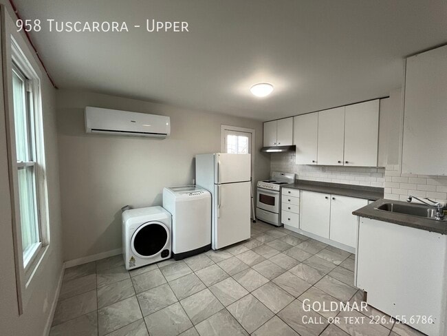 Building Photo - 3 Bedroom Available Immediately Unit Upper