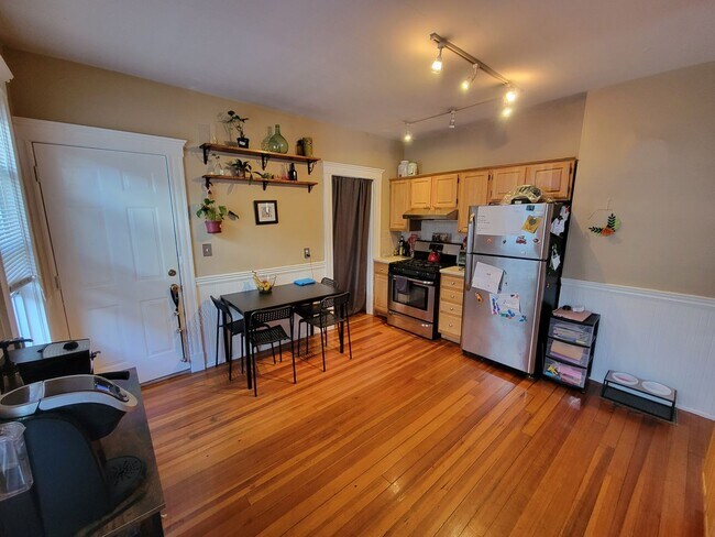Location Location Location 2 Bd 1 Bath on ... - Location Location Location 2 Bd 1 Bath on ... House