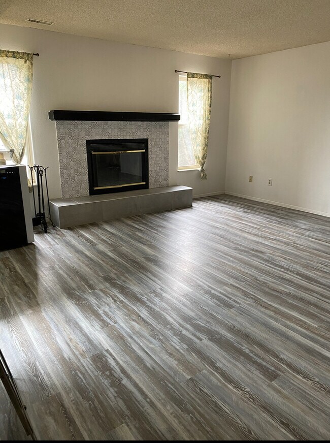 Photo - 128 W Rockrimmon Blvd Unidad 203