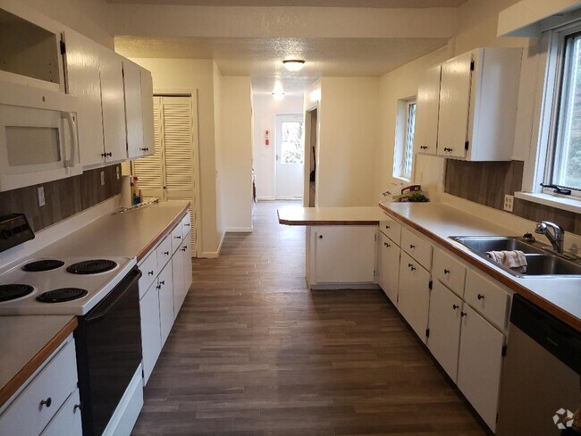 Building Photo - 122 Kendall Ave N Rental