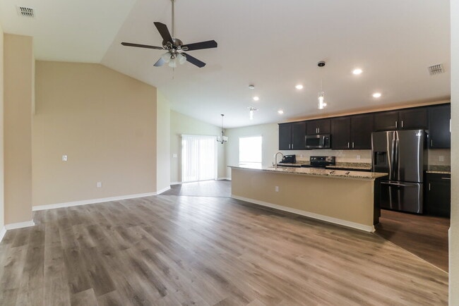 Photo - 6784 Hanworth Ln