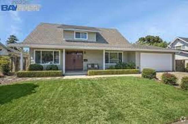 Building Photo - Charming Silvergate Home with Stunning Bac...