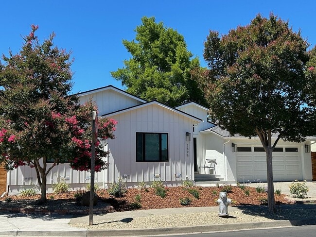 Building Photo - Stunning Newly Rebuilt Yountville Retreat | Fully Furnished
