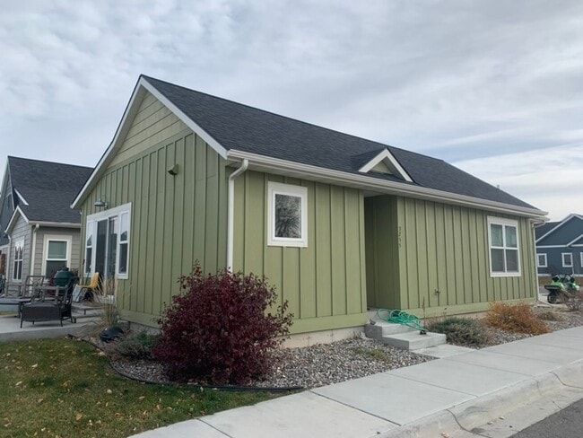 Building Photo - Contemporary 2 Bed / 2 Bath Home in a Prime Bozeman Location!