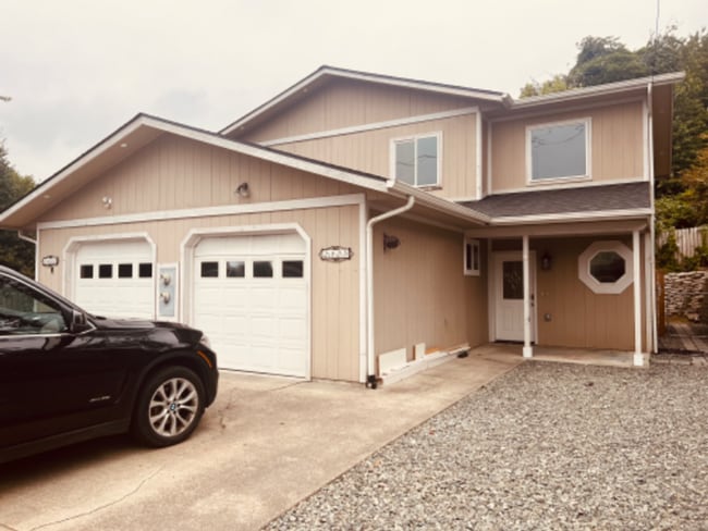 Building Photo - 2115/2125 Duplex Unit 2125