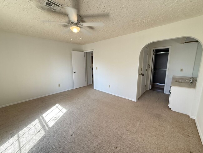 Photo - 2 bed 2 bath Duplex in with Large Living Room.