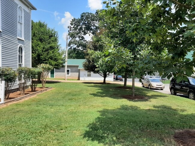 Photo - 104 N Cedar St