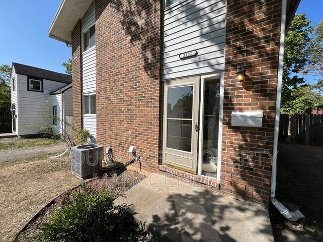 Building Photo - 2131 Kensington Dr