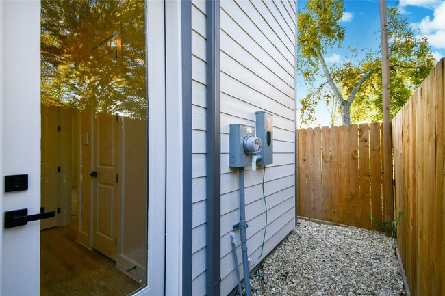 Photo - 3229 Tuam St