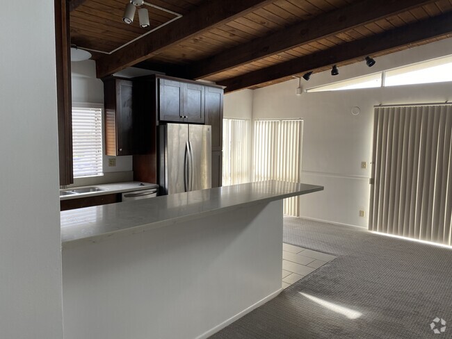 Building Photo - 2450 Beverley Ave Unit 6 Rental