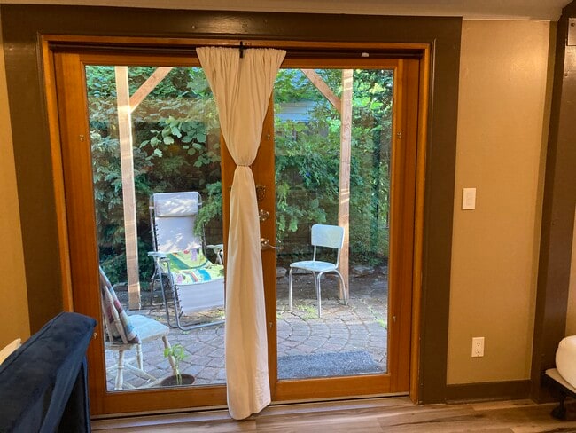 Took pics from center of room in 360 degree starting here with entry