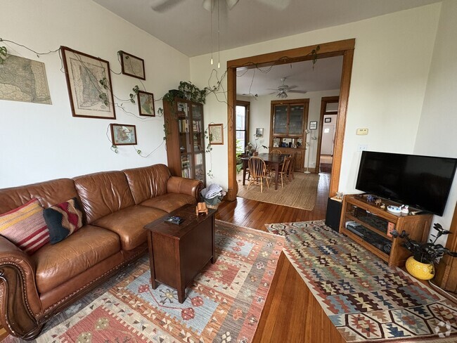 Building Photo - 3350 N Kenmore Ave Unit 3 Rental