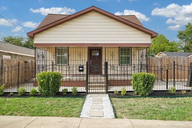 Building Photo - 1109 Hays St