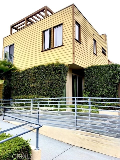 Building Photo - 41 N Oak Ave Unit 1