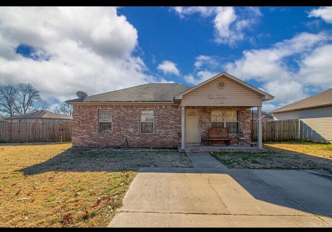 Building Photo - Affordable, Adorable & Move-In Ready!
