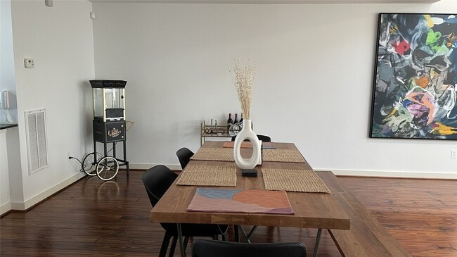 Photo - 2918 Commerce St