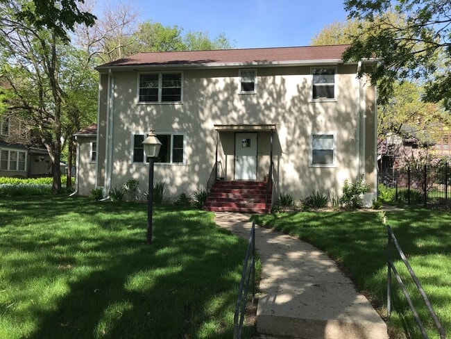 Building Photo - Spacious 1 Bedroom Apartment Near Downtown Sioux Falls!! Unit 3