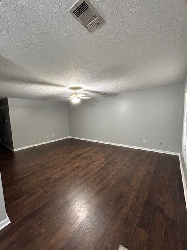 Photo - 785 Iroquois Cir