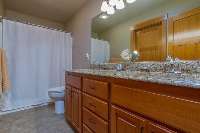 Photo - BEAUTIFUL HOUSE IN MILL POND -- ONLY MINUTES FROM DOWNTOWN!!