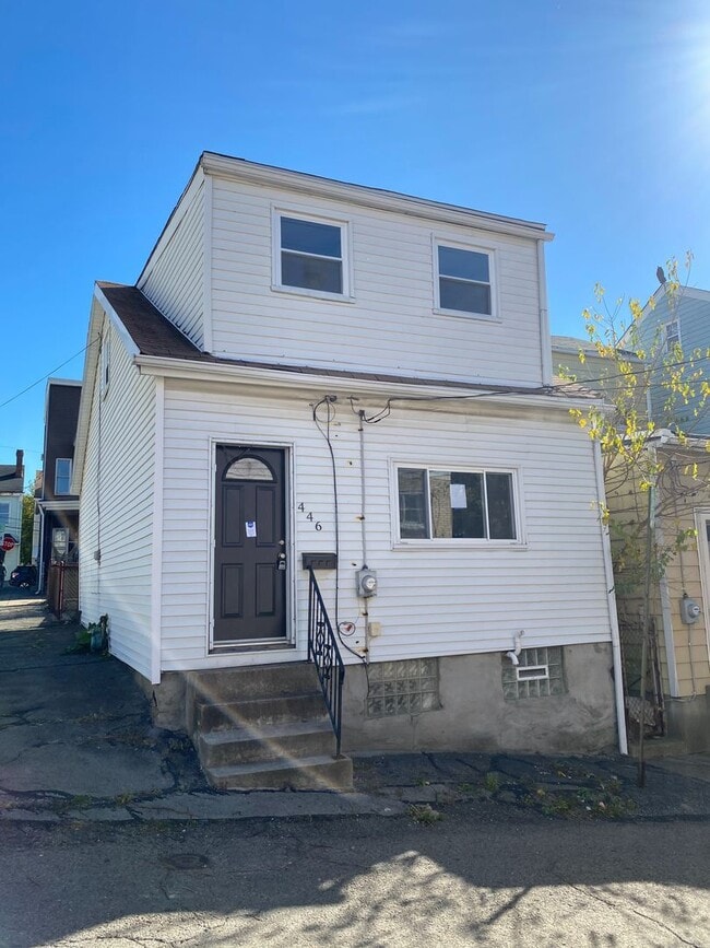 Building Photo - NEWLY RENOVATED 2 BEDROOM IN THE HEART OF ... Rental