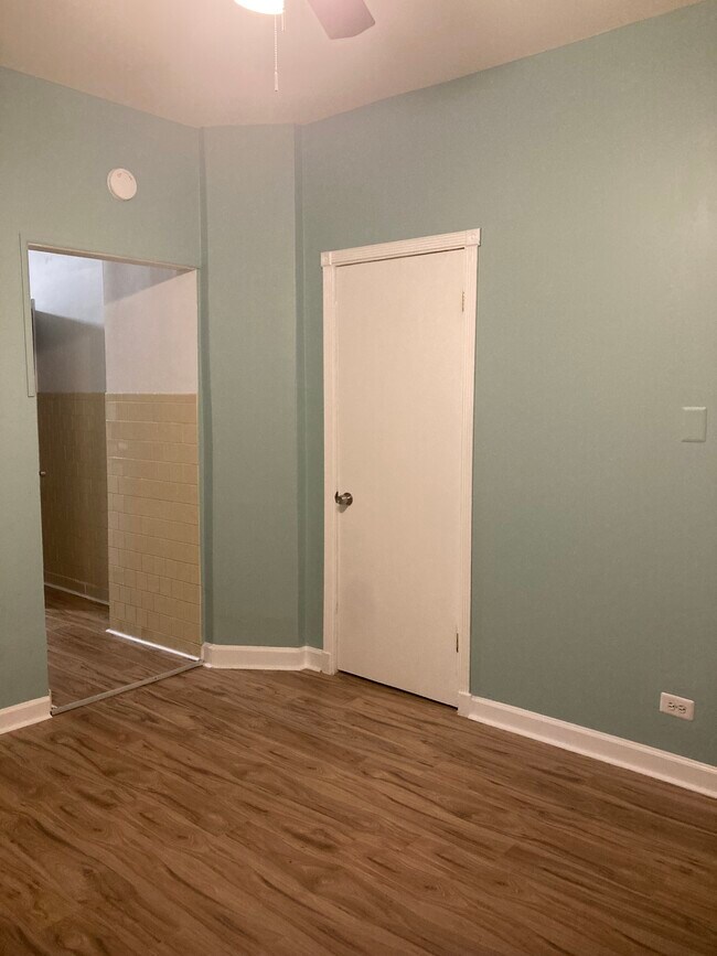 Living room - 2319 W 25th St Unit 1