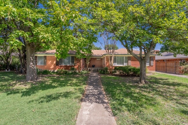 Building Photo - Cozy Forest Hills Retreat in East Dallas