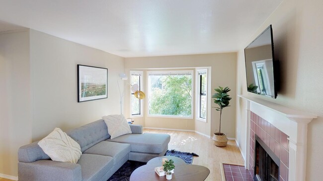 Building Photo - 2043 NW Johnson St Rental