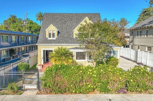 Building Photo - 921-923 30th Street Unit 921 30th Street