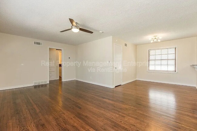 Photo - 1618 Oxford Way