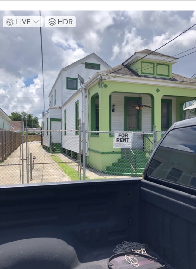 Driveway for off street parking - 1214 N Johnson St House