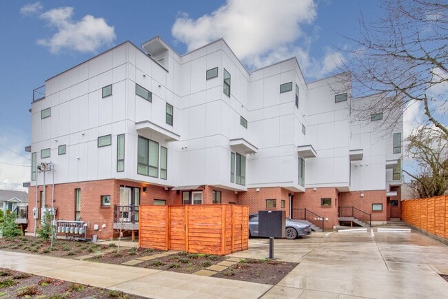 3 bed /3 bath newer townhome in Green Lake! - 3 bed /3 bath newer townhome in Green Lake!