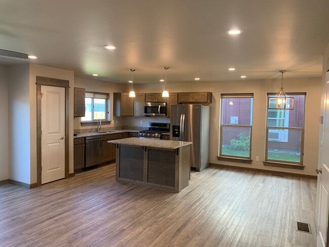 Building Photo - Beautiful 3 Bed, 2.5 Bath Large Townhome