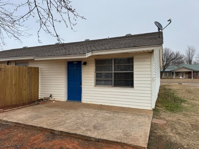 Building Photo - 2 bed one bath duplex in Blanchard! Rental