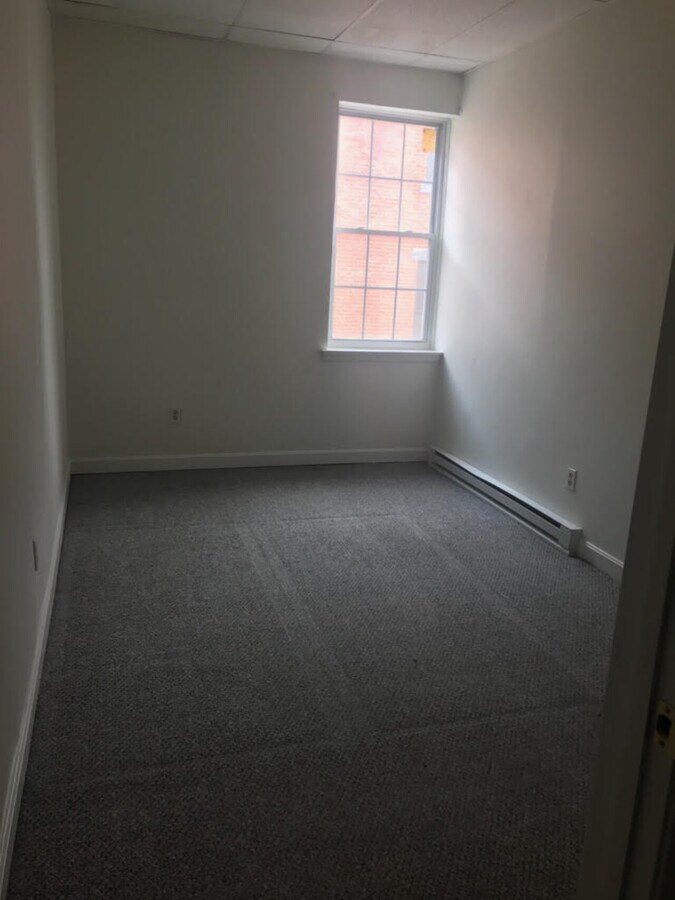 Photo - 33-37 W Main St (Courtside Building)