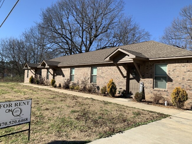 Building Photo - "Charming 2-Bedroom Gem with Granite Elegance in Brookland – 940 Sq Ft of Comfort at 207 S. Holman!" Unit 2