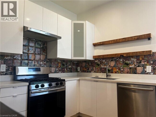 Photo - 158 Wellington St S